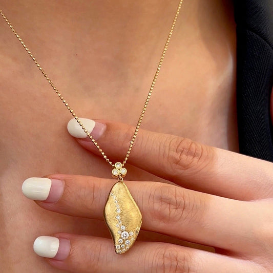 Leaf Pendant Necklace in 18k Yellow Gold