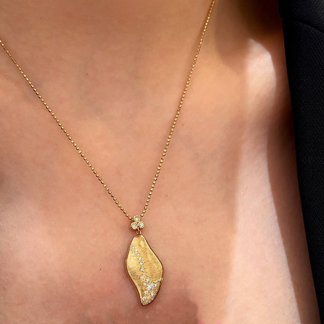 Leaf Pendant Necklace in 18k Yellow Gold