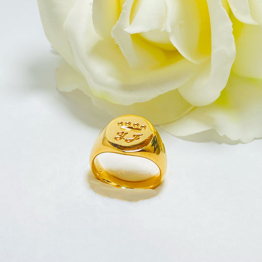 Initial Signet Ring in 18k Yellow Gold