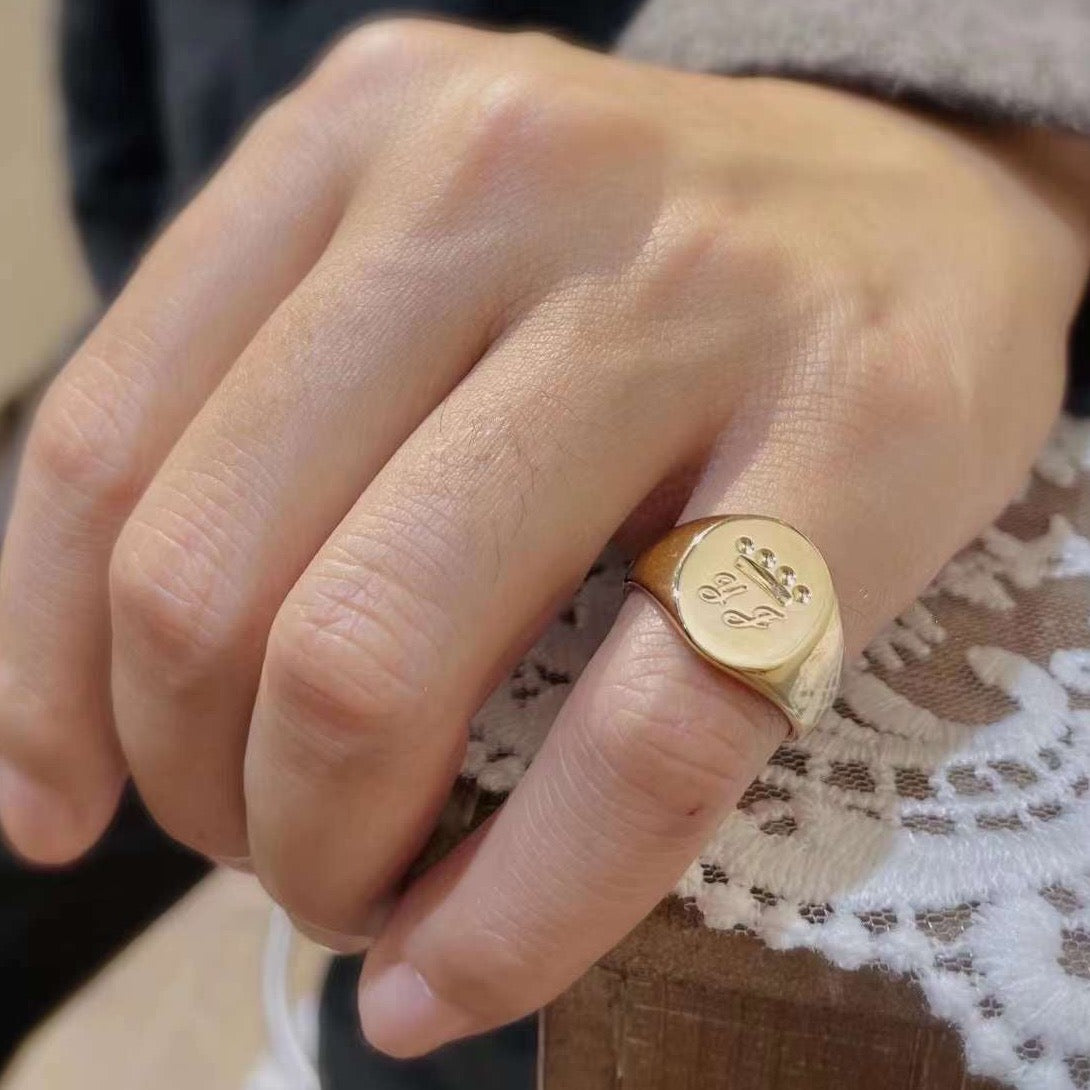 Initial Signet Ring in 18k Yellow Gold