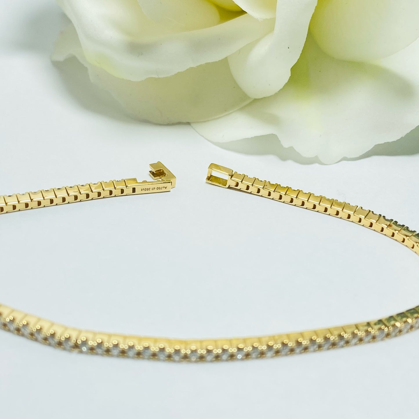 Round Diamond Tennis Bangle in 18k Yellow Gold