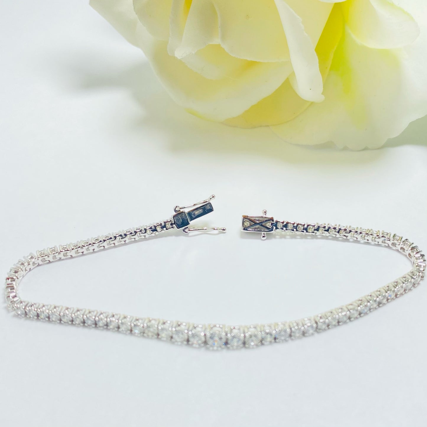 2.75ct Graduated Round Diamond Tennis Bracelet in 18k White Gold