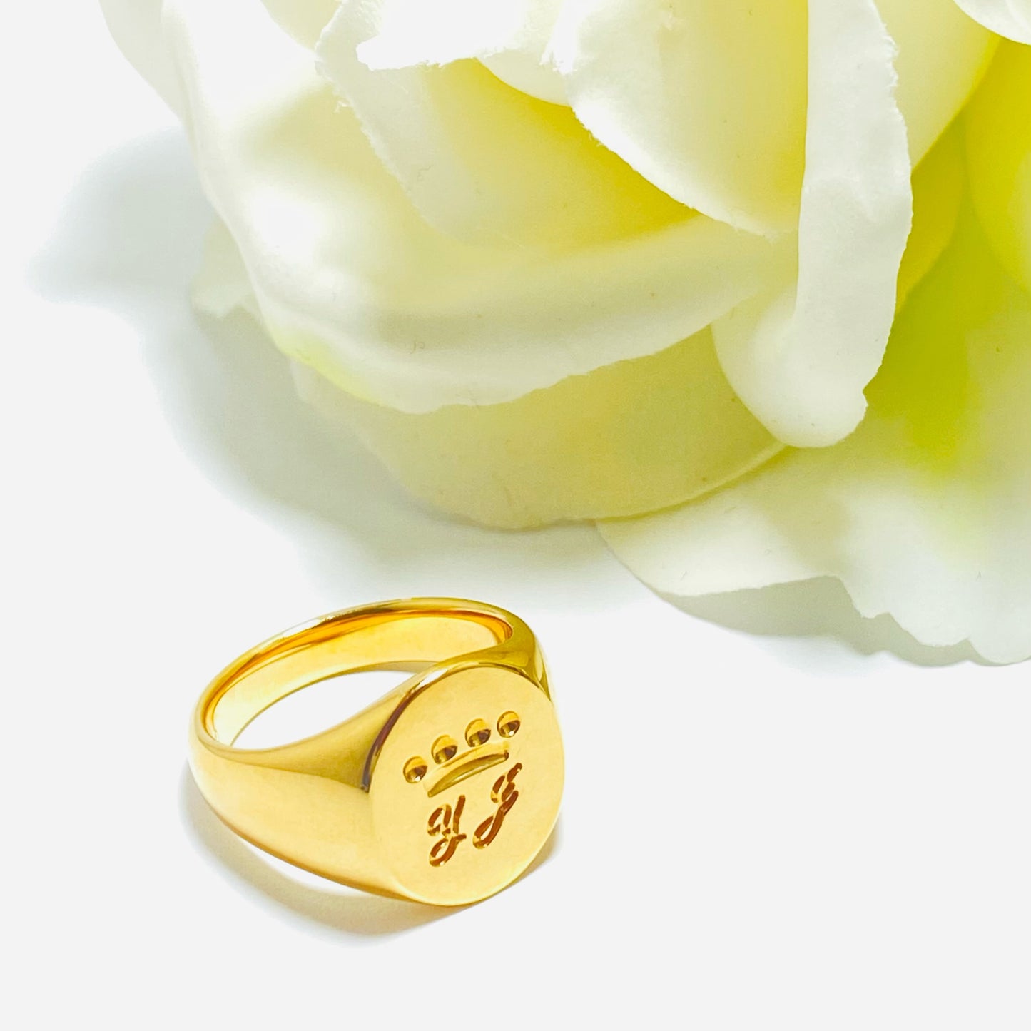 Initial Signet Ring in 18k Yellow Gold